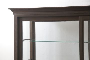 ガラスケースをリペア&カスタム!高さを台輪にて調整。鍵を取り付け、現状のお品物に合わせて着色。(ショーケース、陳列棚)