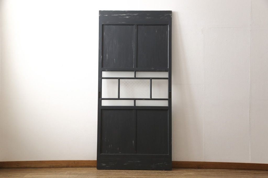 ガラス戸をリペア&カスタム!高さをリサイズし、中央のガラスのみ市松デザインのガラスに交換。戸車を取付け、付け足した部材は本体の色味に合わせて着色。(引き戸、建具)