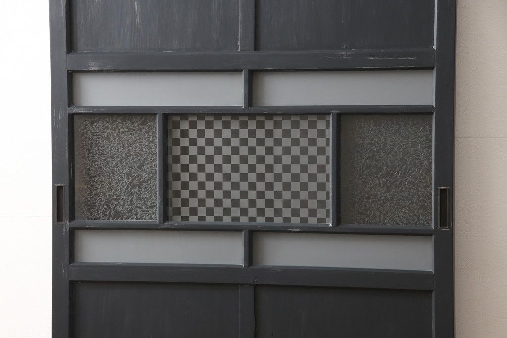 ガラス戸をリペア&カスタム!高さをリサイズし、中央のガラスのみ市松デザインのガラスに交換。戸車を取付け、付け足した部材は本体の色味に合わせて着色。(引き戸、建具)