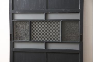 ガラス戸をリペア&カスタム!高さをリサイズし、中央のガラスのみ市松デザインのガラスに交換。戸車を取付け、付け足した部材は本体の色味に合わせて着色。(引き戸、建具)