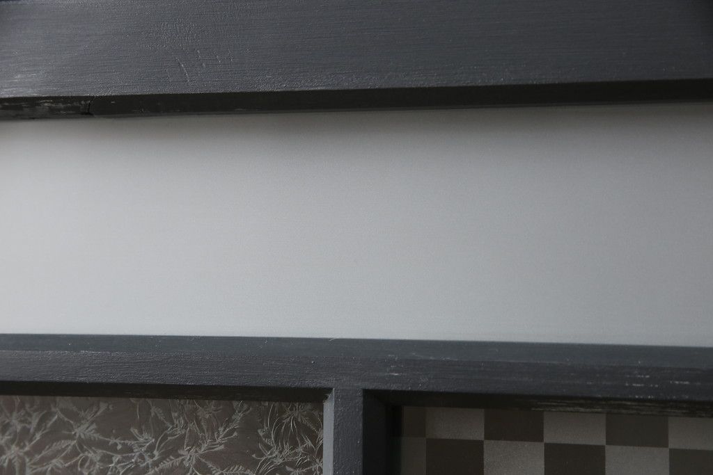 ガラス戸をリペア&カスタム!高さをリサイズし、中央のガラスのみ市松デザインのガラスに交換。戸車を取付け、付け足した部材は本体の色味に合わせて着色。(引き戸、建具)