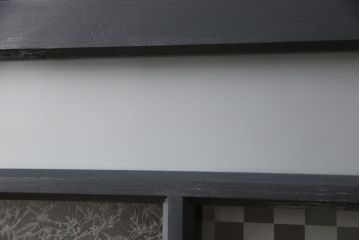 ガラス戸をリペア&カスタム!高さをリサイズし、中央のガラスのみ市松デザインのガラスに交換。戸車を取付け、付け足した部材は本体の色味に合わせて着色。(引き戸、建具)