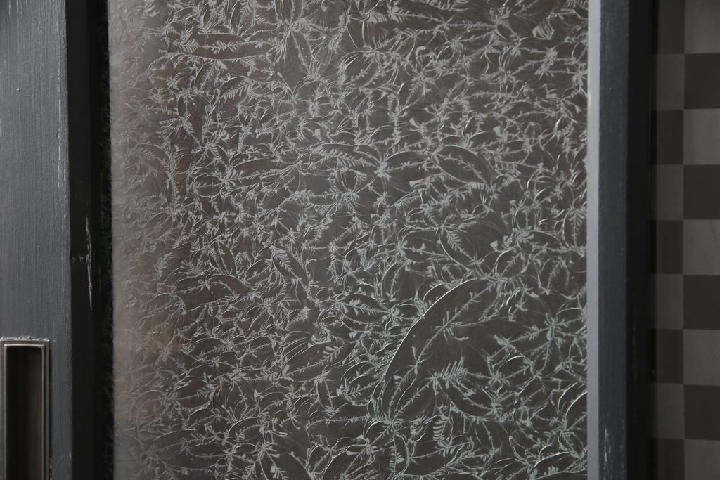 ガラス戸をリペア&カスタム!高さをリサイズし、中央のガラスのみ市松デザインのガラスに交換。戸車を取付け、付け足した部材は本体の色味に合わせて着色。(引き戸、建具)