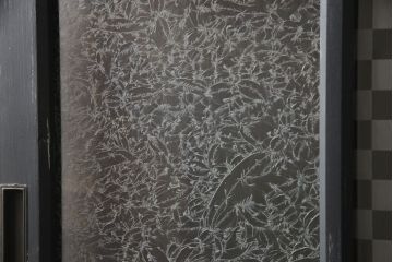 ガラス戸をリペア&カスタム!高さをリサイズし、中央のガラスのみ市松デザインのガラスに交換。戸車を取付け、付け足した部材は本体の色味に合わせて着色。(引き戸、建具)