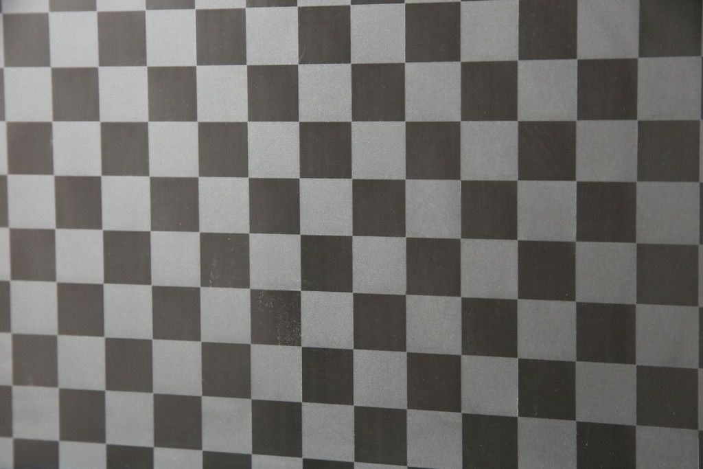 ガラス戸をリペア&カスタム!高さをリサイズし、中央のガラスのみ市松デザインのガラスに交換。戸車を取付け、付け足した部材は本体の色味に合わせて着色。(引き戸、建具)