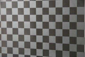 ガラス戸をリペア&カスタム!高さをリサイズし、中央のガラスのみ市松デザインのガラスに交換。戸車を取付け、付け足した部材は本体の色味に合わせて着色。(引き戸、建具)