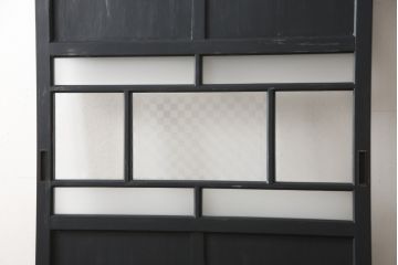ガラス戸をリペア&カスタム!高さをリサイズし、中央のガラスのみ市松デザインのガラスに交換。戸車を取付け、付け足した部材は本体の色味に合わせて着色。(引き戸、建具)