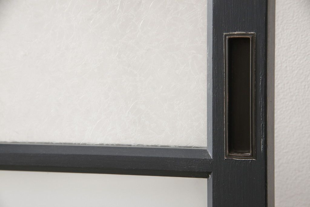 ガラス戸をリペア&カスタム!高さをリサイズし、中央のガラスのみ市松デザインのガラスに交換。戸車を取付け、付け足した部材は本体の色味に合わせて着色。(引き戸、建具)