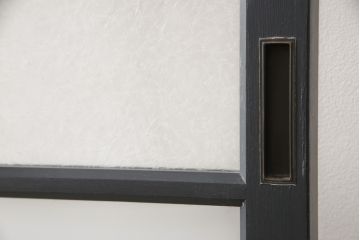 ガラス戸をリペア&カスタム!高さをリサイズし、中央のガラスのみ市松デザインのガラスに交換。戸車を取付け、付け足した部材は本体の色味に合わせて着色。(引き戸、建具)