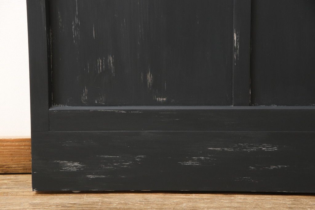 ガラス戸をリペア&カスタム!高さをリサイズし、中央のガラスのみ市松デザインのガラスに交換。戸車を取付け、付け足した部材は本体の色味に合わせて着色。(引き戸、建具)