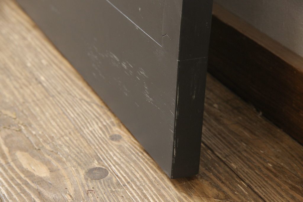 ガラス戸をリペア&カスタム!高さをリサイズし、中央のガラスのみ市松デザインのガラスに交換。戸車を取付け、付け足した部材は本体の色味に合わせて着色。(引き戸、建具)