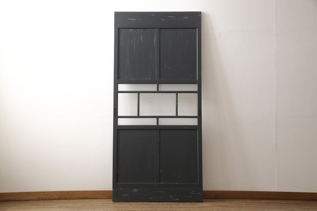 ガラス戸をリペア&カスタム!高さをリサイズし、中央のガラスのみ市松デザインのガラスに交換。戸車を取付け、付け足した部材は本体の色味に合わせて着色。(引き戸、建具)