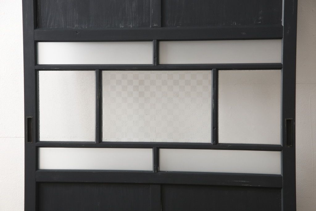 ガラス戸をリペア&カスタム!高さをリサイズし、中央のガラスのみ市松デザインのガラスに交換。戸車を取付け、付け足した部材は本体の色味に合わせて着色。(引き戸、建具)