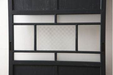 ガラス戸をリペア&カスタム!高さをリサイズし、中央のガラスのみ市松デザインのガラスに交換。戸車を取付け、付け足した部材は本体の色味に合わせて着色。(引き戸、建具)