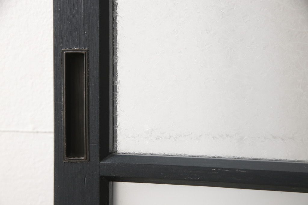 ガラス戸をリペア&カスタム!高さをリサイズし、中央のガラスのみ市松デザインのガラスに交換。戸車を取付け、付け足した部材は本体の色味に合わせて着色。(引き戸、建具)