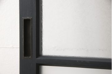 ガラス戸をリペア&カスタム!高さをリサイズし、中央のガラスのみ市松デザインのガラスに交換。戸車を取付け、付け足した部材は本体の色味に合わせて着色。(引き戸、建具)