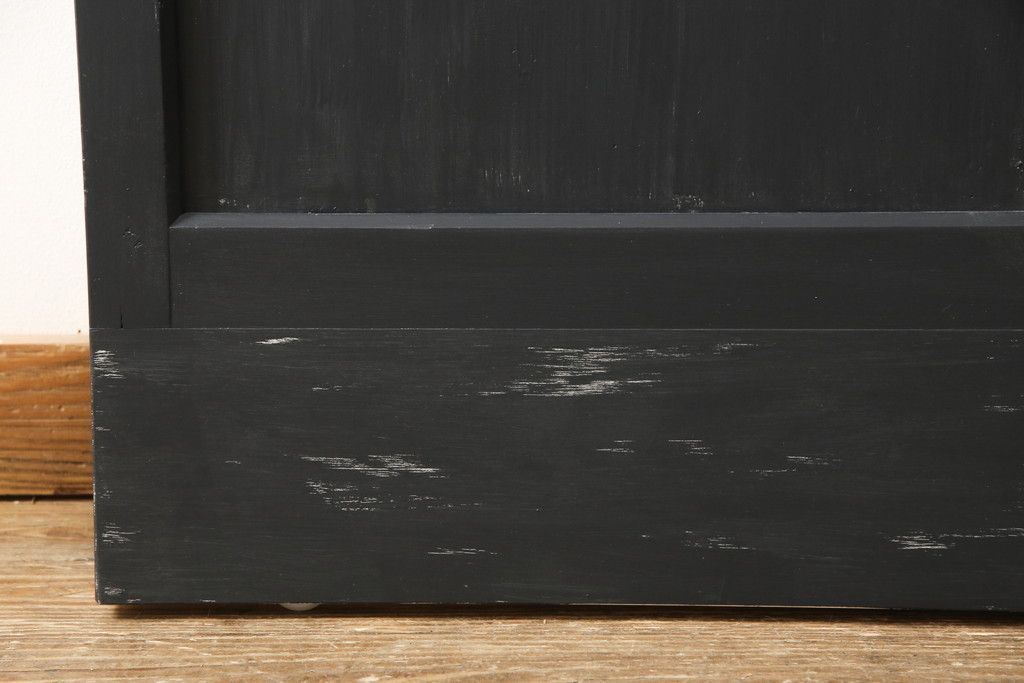 ガラス戸をリペア&カスタム!高さをリサイズし、中央のガラスのみ市松デザインのガラスに交換。戸車を取付け、付け足した部材は本体の色味に合わせて着色。(引き戸、建具)