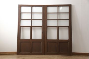 ガラス戸2枚をリペア&カスタム!高さと幅をリサイズし、指定箇所にすりガラス・ダイヤガラス ・モールガラスを配置。戸車を取付け、全体的に着色後水性ワックスにて仕上げ。(建具、引き戸)