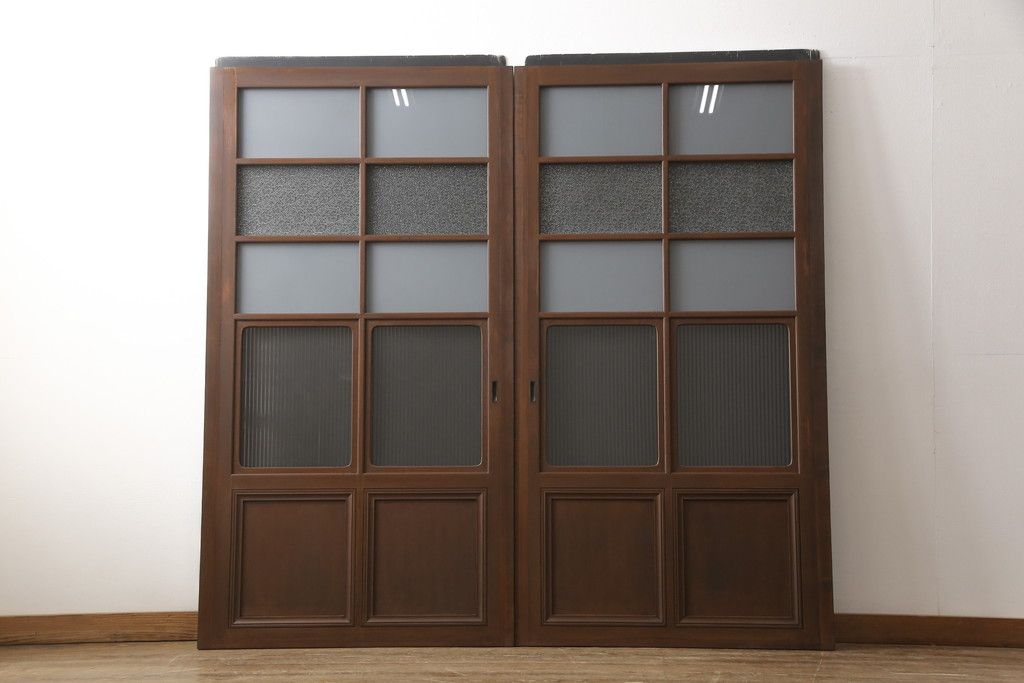 ガラス戸2枚をリペア&カスタム!高さと幅をリサイズし、指定箇所にすりガラス・ダイヤガラス ・モールガラスを配置。戸車を取付け、全体的に着色後水性ワックスにて仕上げ。(建具、引き戸)