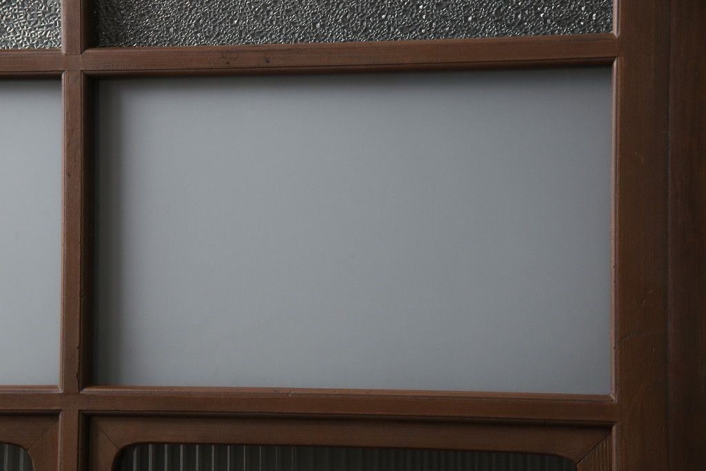 ガラス戸2枚をリペア&カスタム!高さと幅をリサイズし、指定箇所にすりガラス・ダイヤガラス ・モールガラスを配置。戸車を取付け、全体的に着色後水性ワックスにて仕上げ。(建具、引き戸)