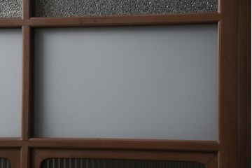 ガラス戸2枚をリペア&カスタム!高さと幅をリサイズし、指定箇所にすりガラス・ダイヤガラス ・モールガラスを配置。戸車を取付け、全体的に着色後水性ワックスにて仕上げ。(建具、引き戸)