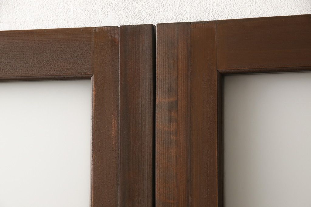 ガラス戸2枚をリペア&カスタム!高さと幅をリサイズし、指定箇所にすりガラス・ダイヤガラス ・モールガラスを配置。戸車を取付け、全体的に着色後水性ワックスにて仕上げ。(建具、引き戸)