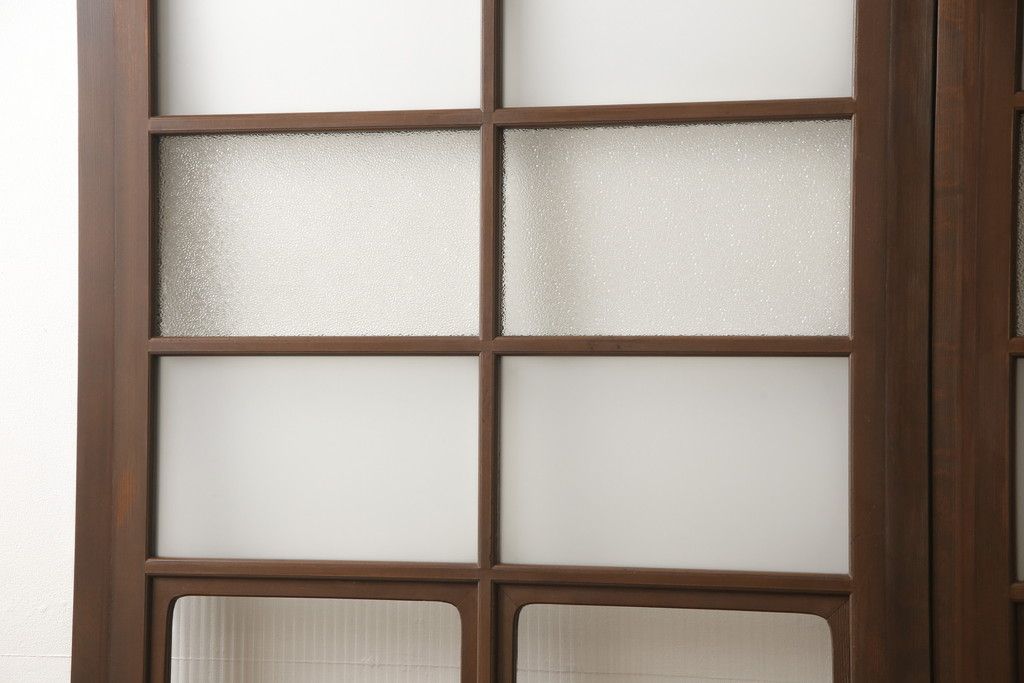 ガラス戸2枚をリペア&カスタム!高さと幅をリサイズし、指定箇所にすりガラス・ダイヤガラス ・モールガラスを配置。戸車を取付け、全体的に着色後水性ワックスにて仕上げ。(建具、引き戸)