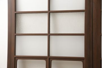 ガラス戸2枚をリペア&カスタム!高さと幅をリサイズし、指定箇所にすりガラス・ダイヤガラス ・モールガラスを配置。戸車を取付け、全体的に着色後水性ワックスにて仕上げ。(建具、引き戸)