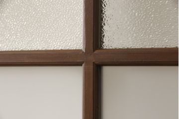 ガラス戸2枚をリペア&カスタム!高さと幅をリサイズし、指定箇所にすりガラス・ダイヤガラス ・モールガラスを配置。戸車を取付け、全体的に着色後水性ワックスにて仕上げ。(建具、引き戸)