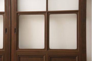 ガラス戸2枚をリペア&カスタム!高さと幅をリサイズし、指定箇所にすりガラス・ダイヤガラス ・モールガラスを配置。戸車を取付け、全体的に着色後水性ワックスにて仕上げ。(建具、引き戸)