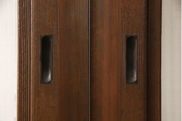 ガラス戸2枚をリペア&カスタム!高さと幅をリサイズし、指定箇所にすりガラス・ダイヤガラス ・モールガラスを配置。戸車を取付け、全体的に着色後水性ワックスにて仕上げ。(建具、引き戸)