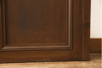 ガラス戸2枚をリペア&カスタム!高さと幅をリサイズし、指定箇所にすりガラス・ダイヤガラス ・モールガラスを配置。戸車を取付け、全体的に着色後水性ワックスにて仕上げ。(建具、引き戸)