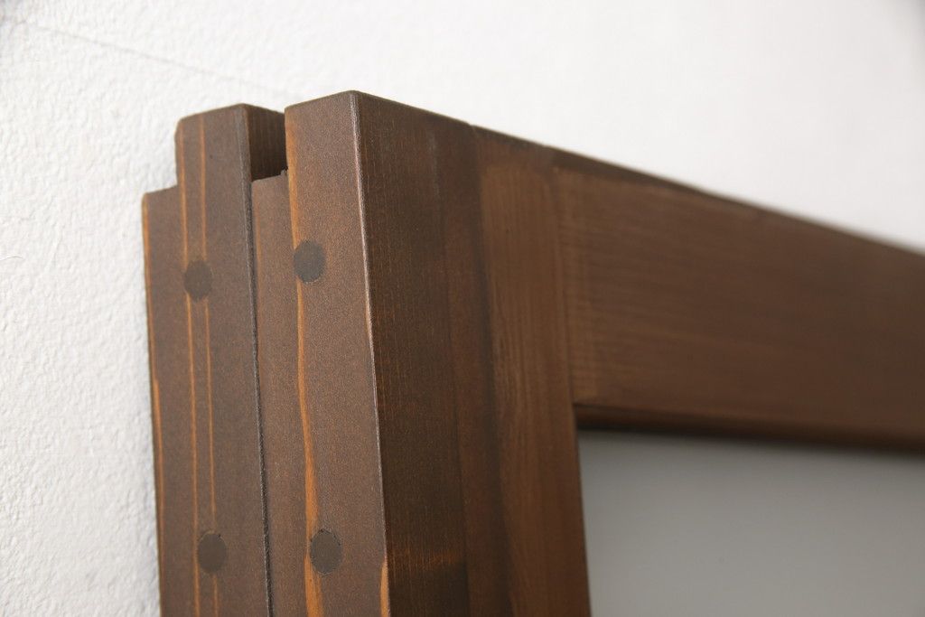 ガラス戸2枚をリペア&カスタム!高さと幅をリサイズし、指定箇所にすりガラス・ダイヤガラス ・モールガラスを配置。戸車を取付け、全体的に着色後水性ワックスにて仕上げ。(建具、引き戸)