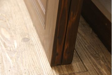 ガラス戸2枚をリペア&カスタム!高さと幅をリサイズし、指定箇所にすりガラス・ダイヤガラス ・モールガラスを配置。戸車を取付け、全体的に着色後水性ワックスにて仕上げ。(建具、引き戸)