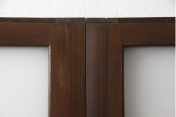 ガラス戸2枚をリペア&カスタム!高さと幅をリサイズし、指定箇所にすりガラス・ダイヤガラス ・モールガラスを配置。戸車を取付け、全体的に着色後水性ワックスにて仕上げ。(建具、引き戸)