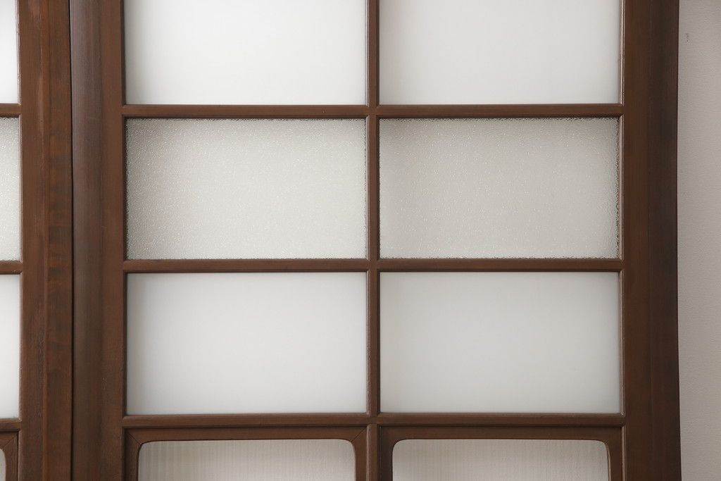 ガラス戸2枚をリペア&カスタム!高さと幅をリサイズし、指定箇所にすりガラス・ダイヤガラス ・モールガラスを配置。戸車を取付け、全体的に着色後水性ワックスにて仕上げ。(建具、引き戸)