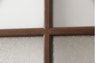 ガラス戸2枚をリペア&カスタム!高さと幅をリサイズし、指定箇所にすりガラス・ダイヤガラス ・モールガラスを配置。戸車を取付け、全体的に着色後水性ワックスにて仕上げ。(建具、引き戸)