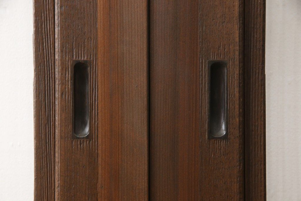 ガラス戸2枚をリペア&カスタム!高さと幅をリサイズし、指定箇所にすりガラス・ダイヤガラス ・モールガラスを配置。戸車を取付け、全体的に着色後水性ワックスにて仕上げ。(建具、引き戸)