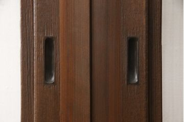 ガラス戸2枚をリペア&カスタム!高さと幅をリサイズし、指定箇所にすりガラス・ダイヤガラス ・モールガラスを配置。戸車を取付け、全体的に着色後水性ワックスにて仕上げ。(建具、引き戸)