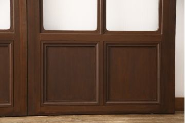 ガラス戸2枚をリペア&カスタム!高さと幅をリサイズし、指定箇所にすりガラス・ダイヤガラス ・モールガラスを配置。戸車を取付け、全体的に着色後水性ワックスにて仕上げ。(建具、引き戸)