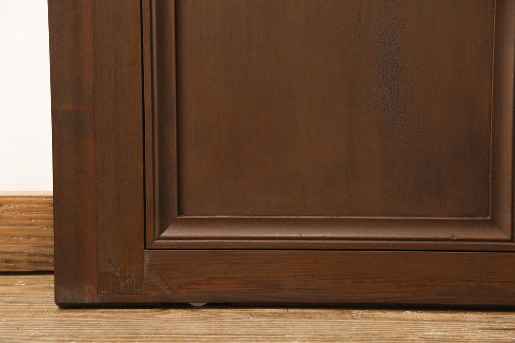 ガラス戸2枚をリペア&カスタム!高さと幅をリサイズし、指定箇所にすりガラス・ダイヤガラス ・モールガラスを配置。戸車を取付け、全体的に着色後水性ワックスにて仕上げ。(建具、引き戸)