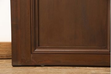 ガラス戸2枚をリペア&カスタム!高さと幅をリサイズし、指定箇所にすりガラス・ダイヤガラス ・モールガラスを配置。戸車を取付け、全体的に着色後水性ワックスにて仕上げ。(建具、引き戸)