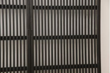 ガラス入り格子戸2枚をリペア&カスタム!高さと幅をリサイズし、ガラスは当店オリジナルの麻の葉紋様ガラスに交換。色味は当店商品を参考に着色。(引き戸、玄関戸、建具)