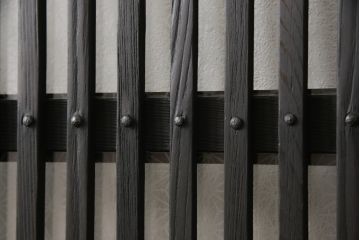 ガラス入り格子戸2枚をリペア&カスタム!高さと幅をリサイズし、ガラスは当店オリジナルの麻の葉紋様ガラスに交換。色味は当店商品を参考に着色。(引き戸、玄関戸、建具)