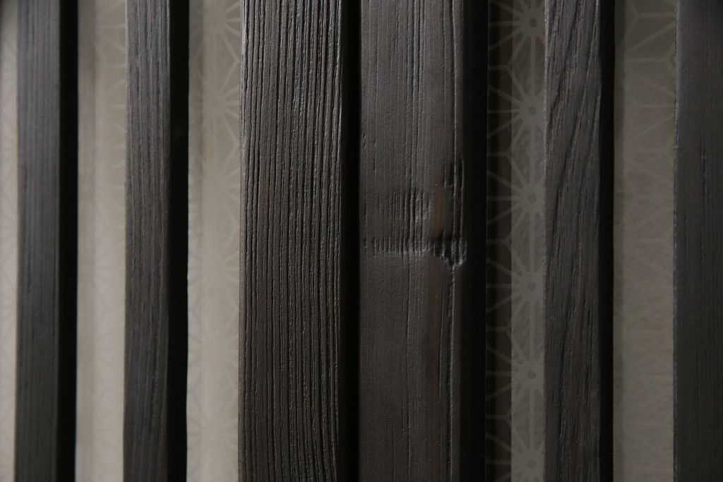 ガラス入り格子戸2枚をリペア&カスタム!高さと幅をリサイズし、ガラスは当店オリジナルの麻の葉紋様ガラスに交換。色味は当店商品を参考に着色。(引き戸、玄関戸、建具)