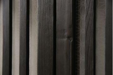 ガラス入り格子戸2枚をリペア&カスタム!高さと幅をリサイズし、ガラスは当店オリジナルの麻の葉紋様ガラスに交換。色味は当店商品を参考に着色。(引き戸、玄関戸、建具)