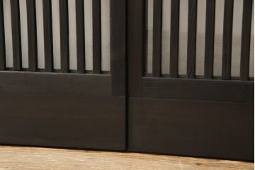 ガラス入り格子戸2枚をリペア&カスタム!高さと幅をリサイズし、ガラスは当店オリジナルの麻の葉紋様ガラスに交換。色味は当店商品を参考に着色。(引き戸、玄関戸、建具)