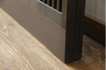 ガラス入り格子戸2枚をリペア&カスタム!高さと幅をリサイズし、ガラスは当店オリジナルの麻の葉紋様ガラスに交換。色味は当店商品を参考に着色。(引き戸、玄関戸、建具)