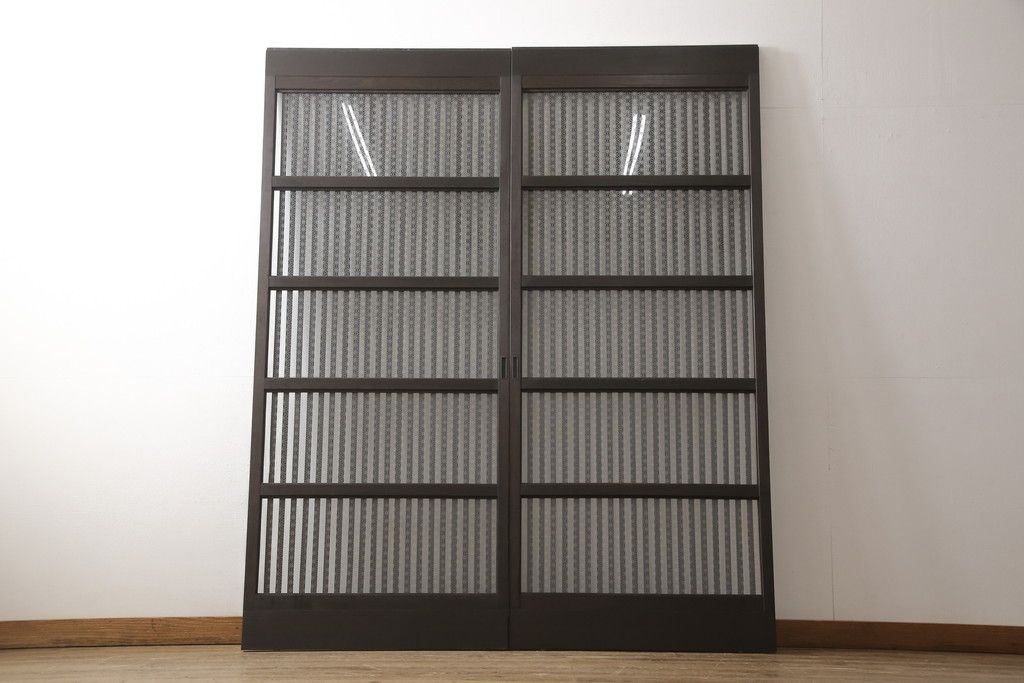 ガラス入り格子戸2枚をリペア&カスタム!高さと幅をリサイズし、ガラスは当店オリジナルの麻の葉紋様ガラスに交換。色味は当店商品を参考に着色。(引き戸、玄関戸、建具)