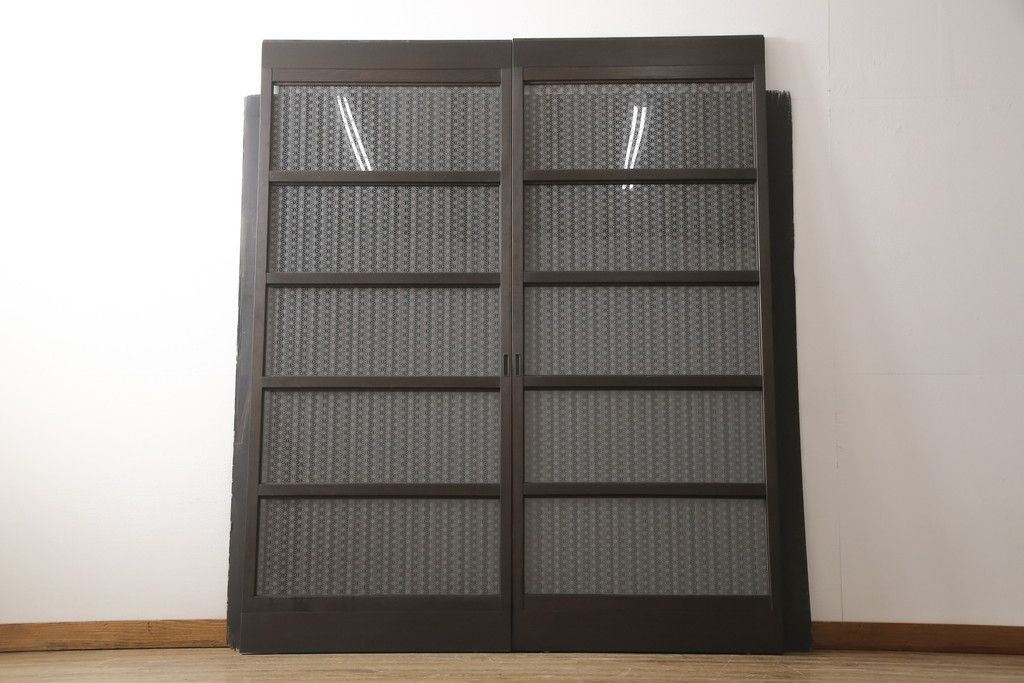 ガラス入り格子戸2枚をリペア&カスタム!高さと幅をリサイズし、ガラスは当店オリジナルの麻の葉紋様ガラスに交換。色味は当店商品を参考に着色。(引き戸、玄関戸、建具)